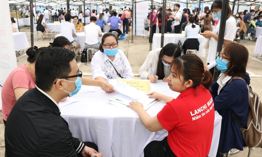 Doanh nghiệp kết nối tuyển dụng lao động. Ảnh: N.Dương.
