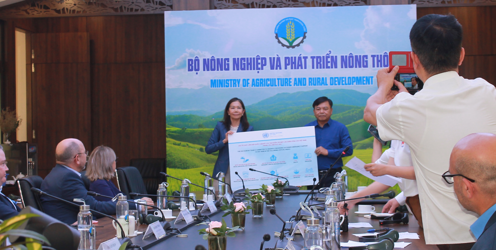 Trao tượng trưng khoản hỗ trợ từ Li&ecirc;n hiệp quốc