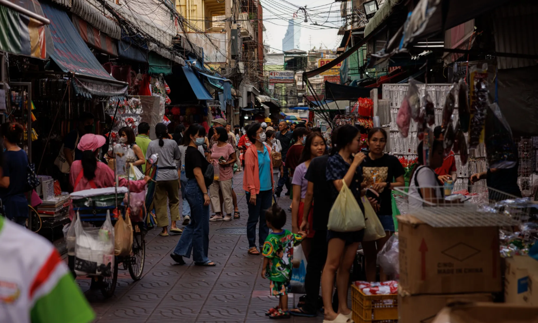 Người mua sắm tại một khu chợ ở Bangkok, Thái Lan - Ảnh: Bloomberg