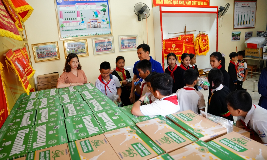 Sữa Vinamilk được trao tặng cho học sinh Trường THCS dân tộc nội trú Phú Lương (tỉnh Thái Nguyên) nhằm bổ sung dinh dưỡng sau những ngày bão lũ.