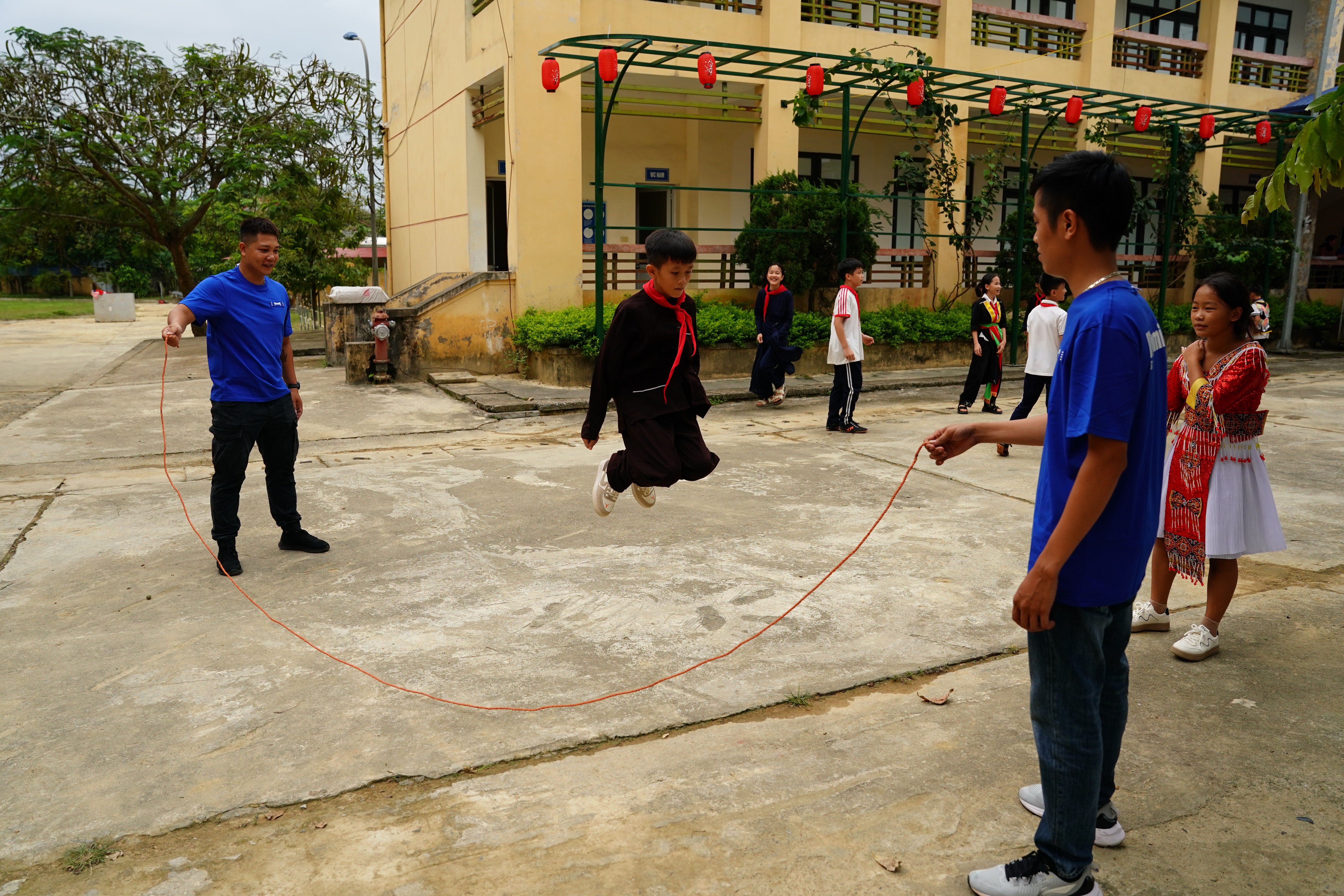 Kh&ocirc;ng chỉ mang đến sữa, đo&agrave;n nh&acirc;n vi&ecirc;n Vinamilk c&ograve;n vui chơi c&ugrave;ng c&aacute;c em nhằm tạo niềm vui, động vi&ecirc;n c&aacute;c em về lại cuộc sống thường ng&agrave;y sau những ng&agrave;y b&atilde;o lũ.