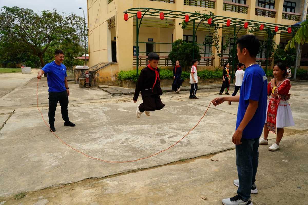 Không chỉ mang đến sữa, đoàn nhân viên Vinamilk còn vui chơi cùng các em nhằm tạo niềm vui, động viên các em về lại cuộc sống thường ngày sau những ngày bão lũ.