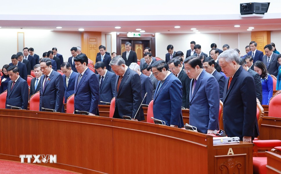 L&atilde;nh đạo Đảng, Nh&agrave; nước v&agrave; đại biểu mặc niệm c&aacute;c nạn nh&acirc;n tử vong do cơn b&atilde;o số 3 - Ảnh:&nbsp;TTXVN.