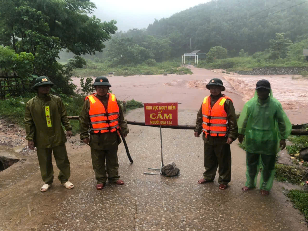 Lực lượng chức năng tỉnh Quảng Bình túc trực tại điểm bị ngập