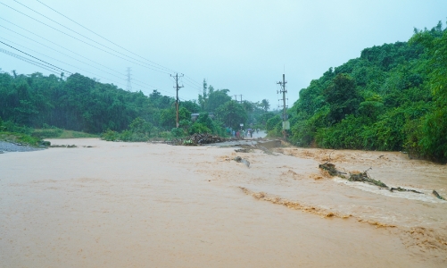 Bão số 4 gây ngập lụt, sạt lở, chia cắt giao thông 77 điểm tại miền Trung