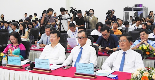 Đại diện lãnh đạo Bộ Công Thương và Tập đoàn Điện lực Việt Nam (EVN), các Sở Công Thương một số tỉnh, thành phố tham dự hội nghị. Ảnh Ngô Anh Văn.