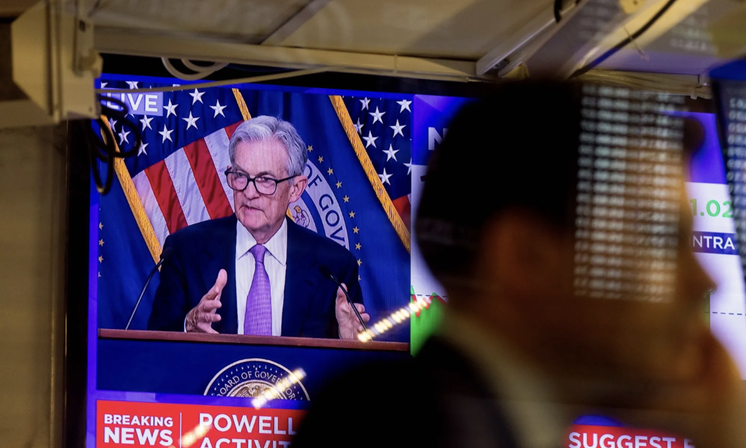 Một màn hình phát bản tin về cuộc họp báo ngày 18/9 của Chủ tịch Fed Jerome Powell tại Sở giao dịch chứng khoán New York (NYSE). ngày 18/9 - Ảnh: Bloomberg.