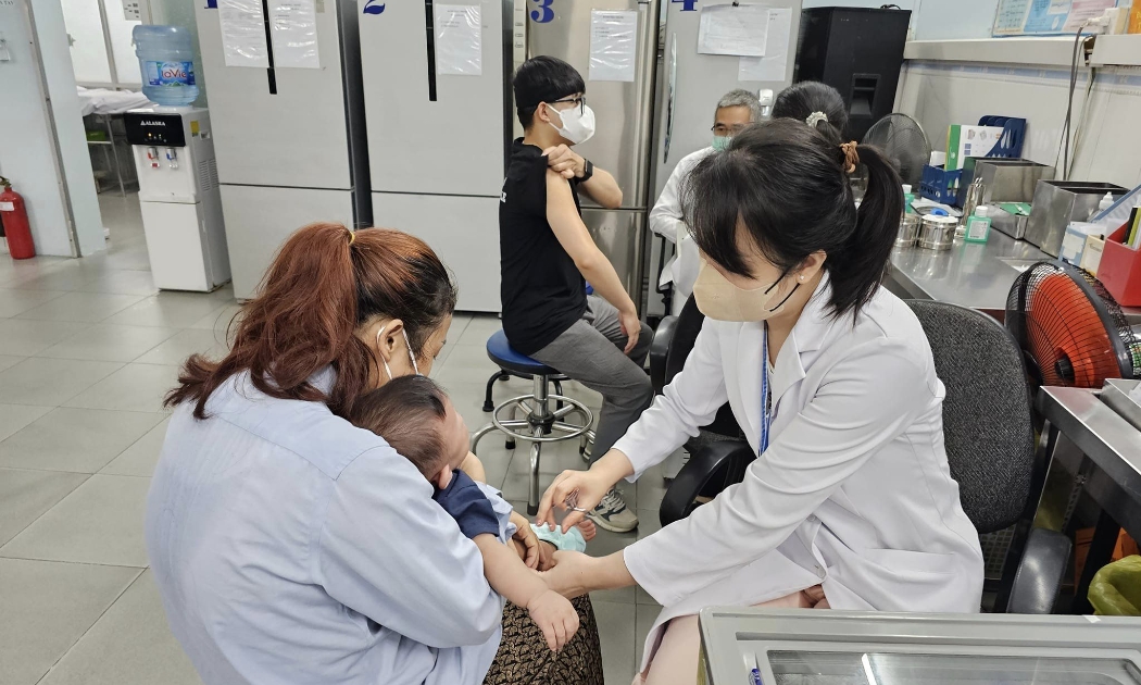Tiêm chủng cho trẻ em. Ảnh: Tuấn Dũng.