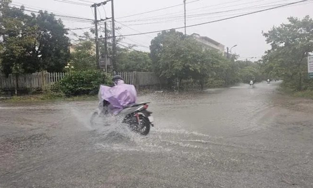 Một số tuyến đường tại thành phố Huế ngập do mưa lớn 