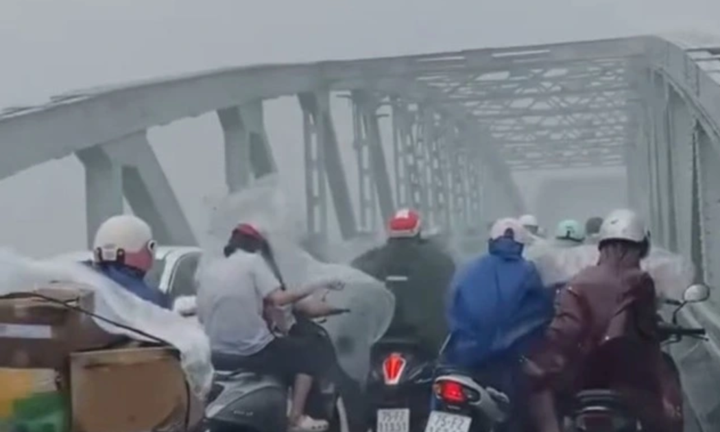 Mưa lớn kèm gió mạnh trên cầu Trường Tiền ngày 18/9