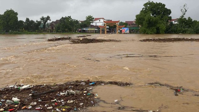 Mưa lớn, nước s&ocirc;ng Ng&agrave;n Phố d&acirc;ng cao, khoảng 10h ng&agrave;y 20/9, cầu tr&agrave;n nối x&atilde; Sơn Giang đến thị trấn Phố Ch&acirc;u, huyện Hương Sơn đ&atilde; bị ngập.