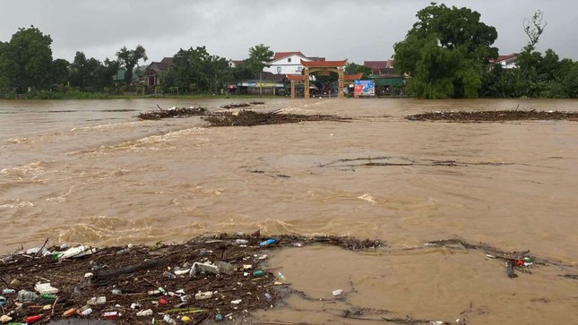 Mưa lớn, nước sông Ngàn Phố dâng cao, khoảng 10h ngày 20/9, cầu tràn nối xã Sơn Giang đến thị trấn Phố Châu, huyện Hương Sơn đã bị ngập.
