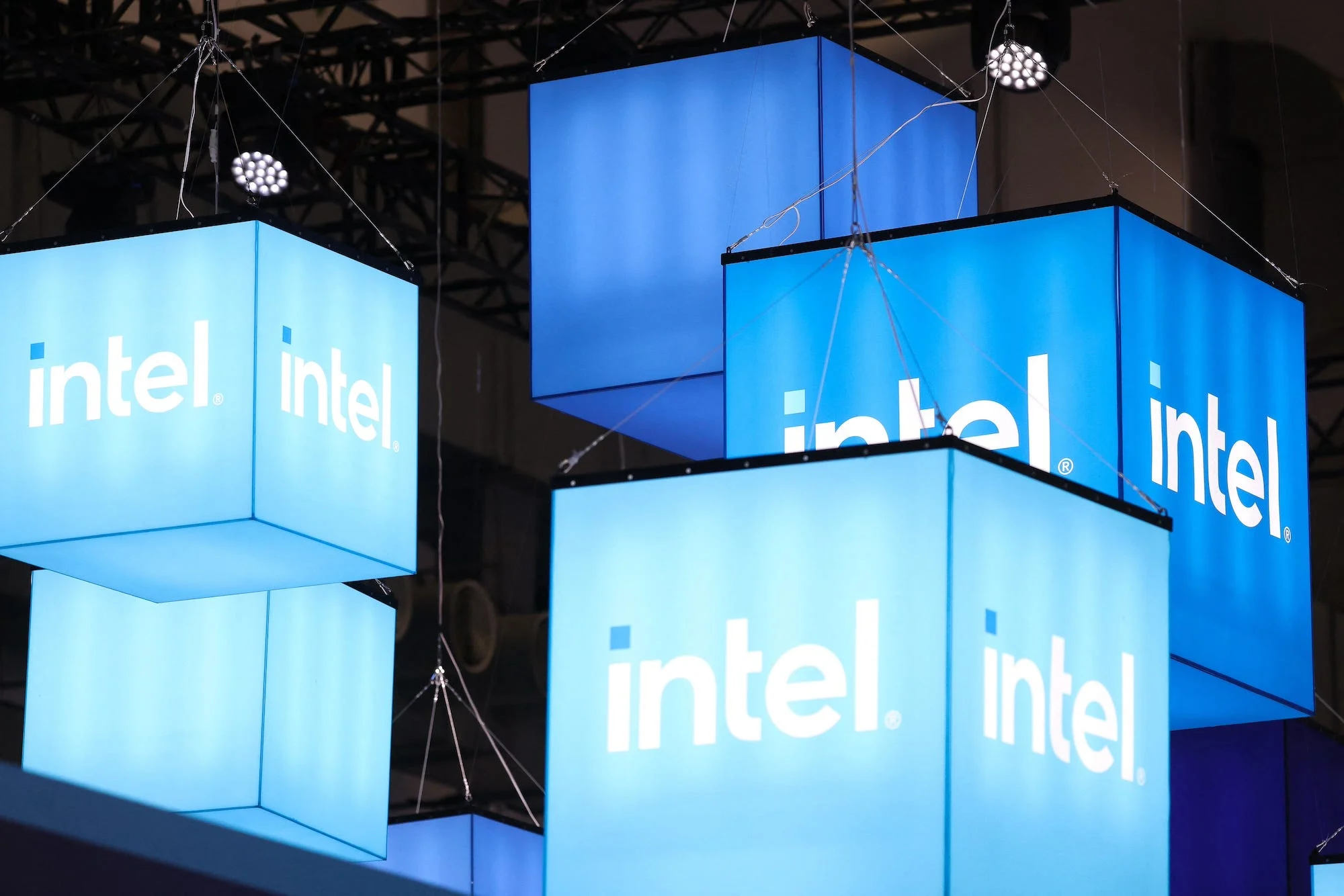 Intel phải vật lộn với các vấn đề sản xuất và chạy đua theo sự bùng nổ của AI tạo sinh.