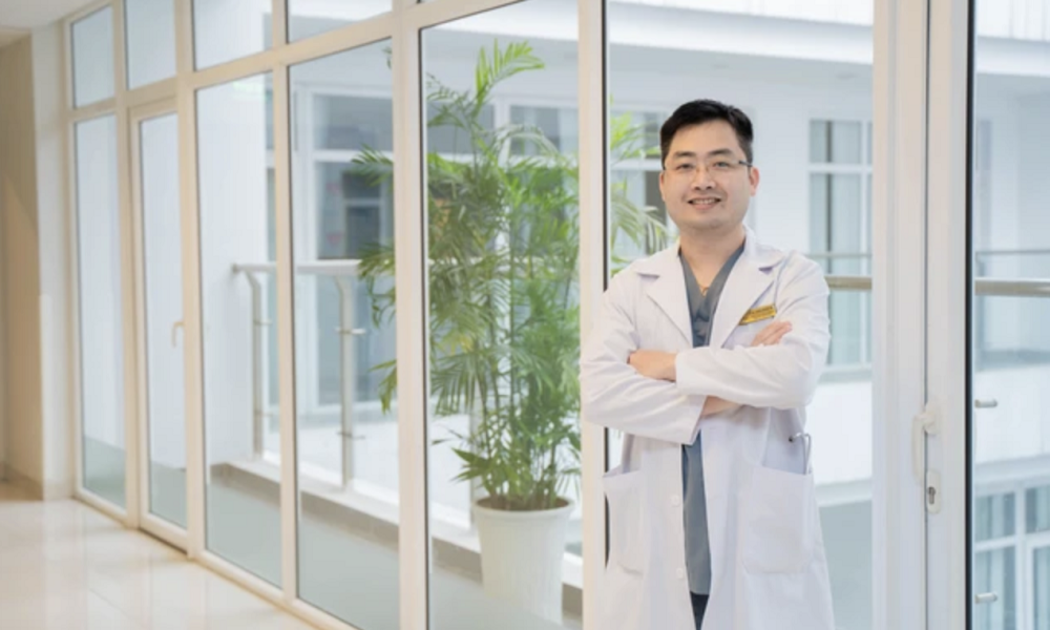 TS.BS Đặng Quang Huy - “Bác sĩ nội soi thắp sáng trái tim” với hơn 2,500 ca phẫu thuật tim, trong đó có hơn 600 ca nội soi tim toàn bộ.