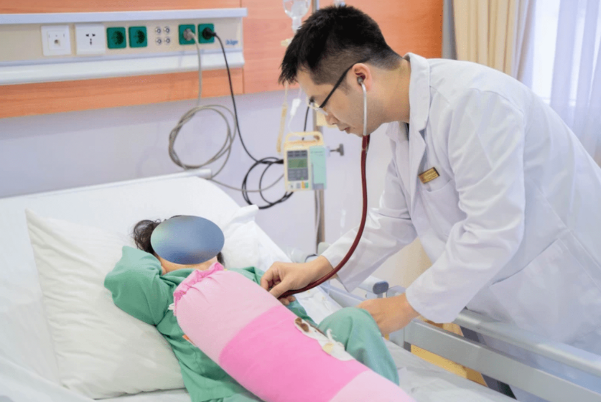 B&aacute;c sĩ Vinmec thăm kh&aacute;m bệnh nhi sau ca phẫu thuật.