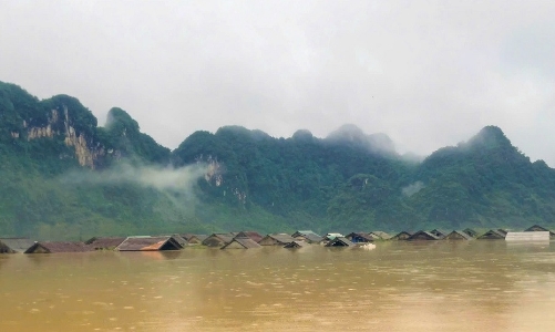 Mưa lớn kéo dài tại miền Trung, hàng trăm ngôi nhà ngập trong biển nước