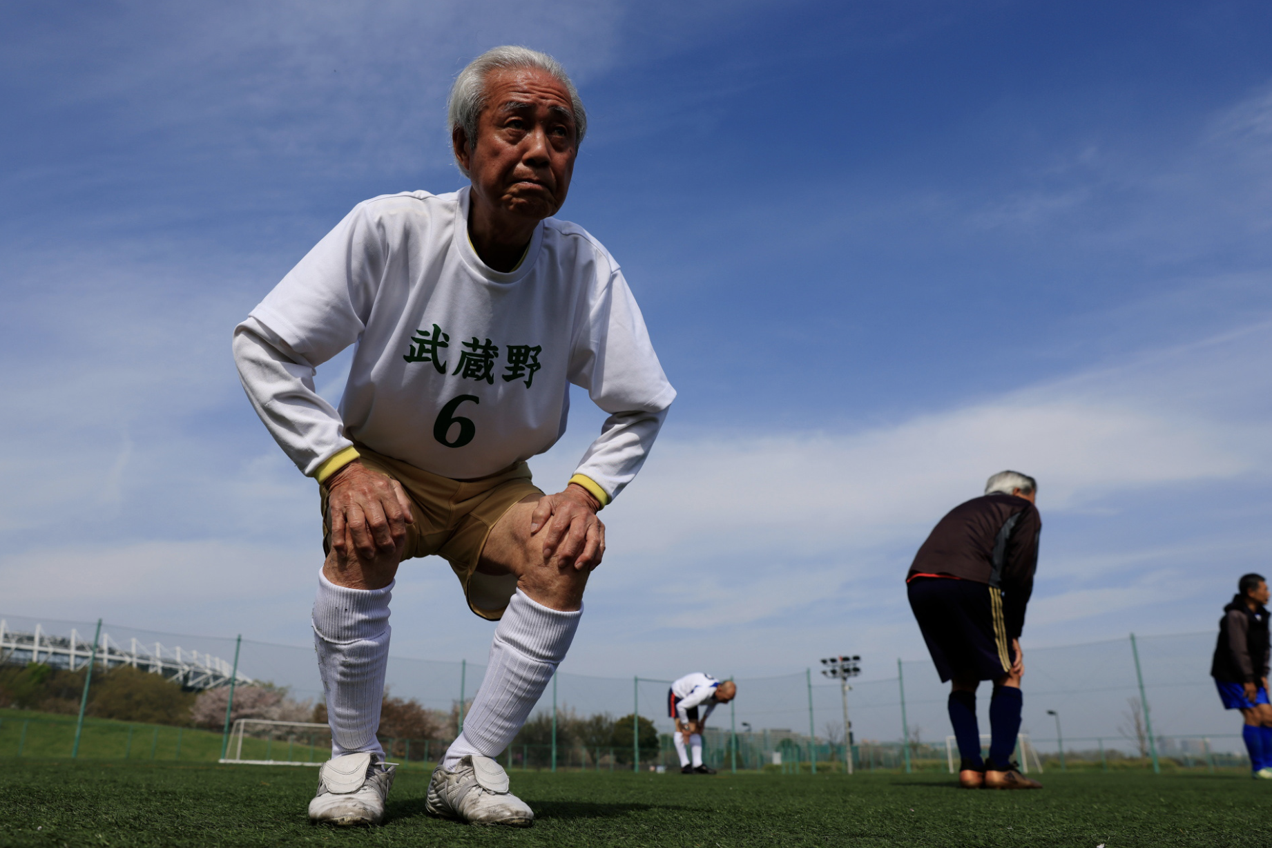 Người già chơi bóng đá trên một sân bóng ở Nhật Bản - Ảnh: Reuters.