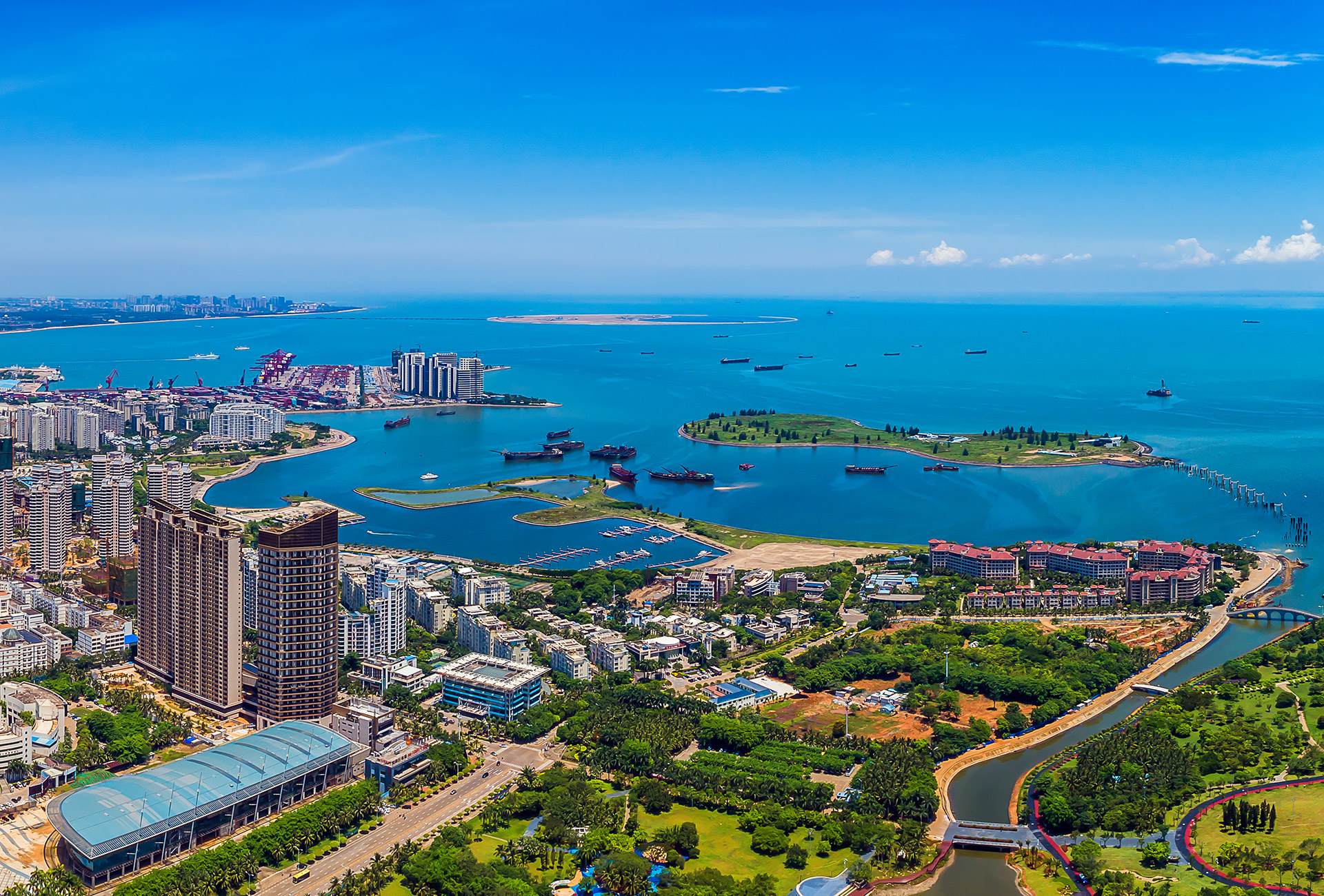 Hải Nam đã đưa ra một số biện pháp nhằm thúc đẩy hơn nữa sự hội nhập văn hóa, thể thao, du lịch và triển lãm để mở rộng tiêu dùng.