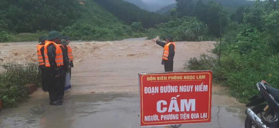 Mưa lớn, nước dâng cao qua các cầu tràn khiến xã Ngọc Lâm bị chia cắt