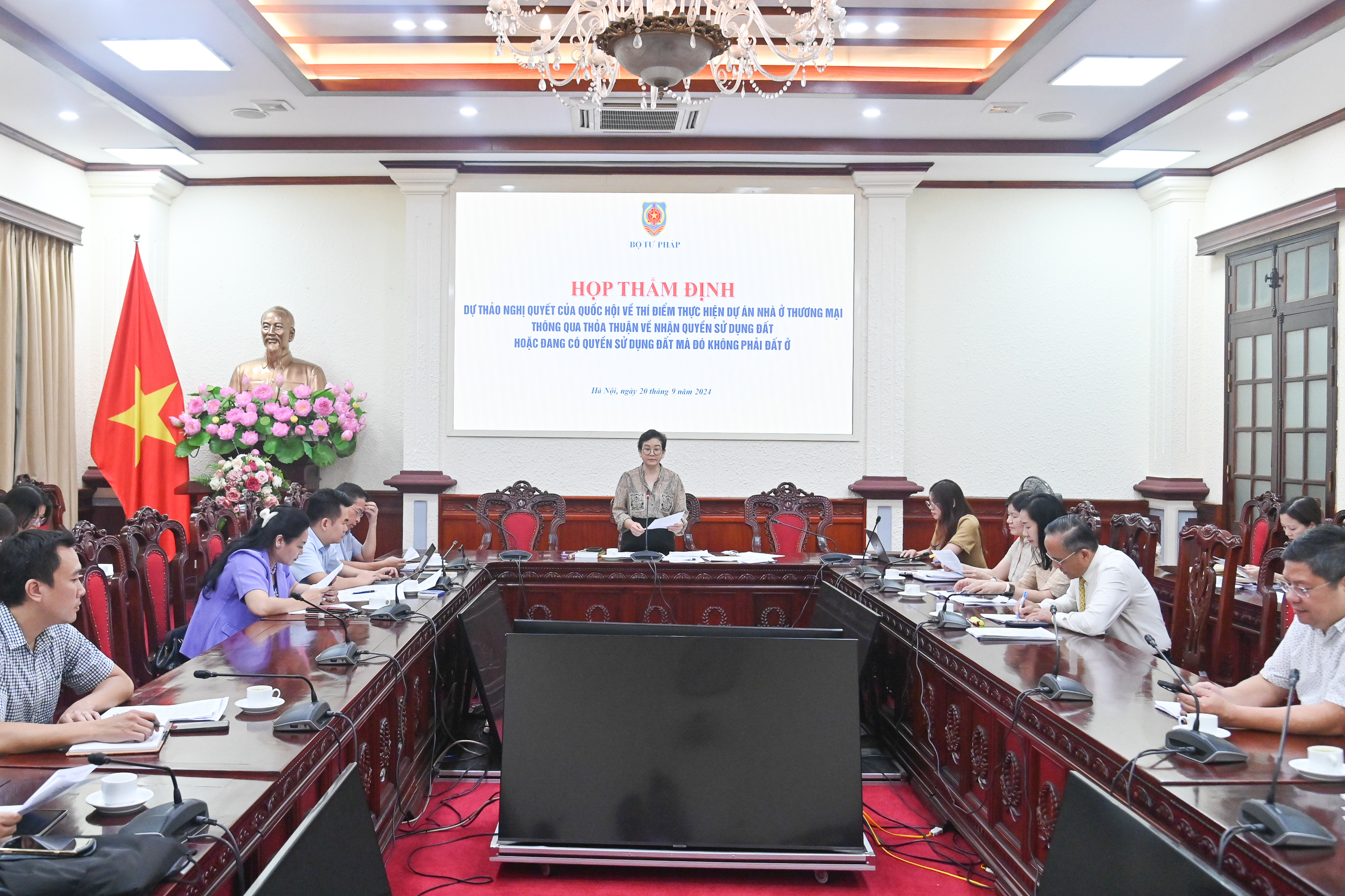 Quang cảnh cuộc họp. Ảnh: Hồng Mây.