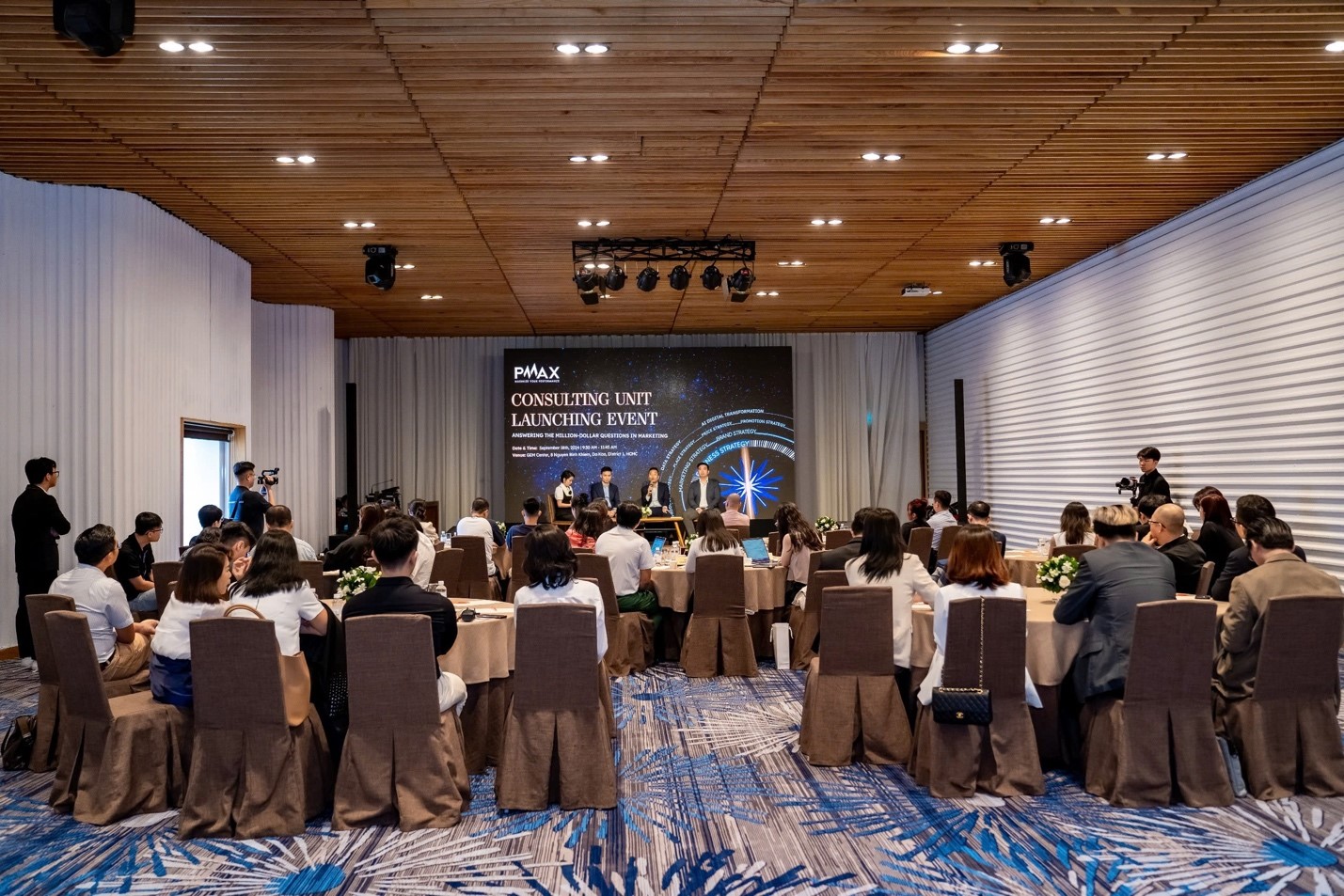 Đại diện của PMAX Consulting Unit giao lưu với các phóng viên - Nguồn: PMAX.