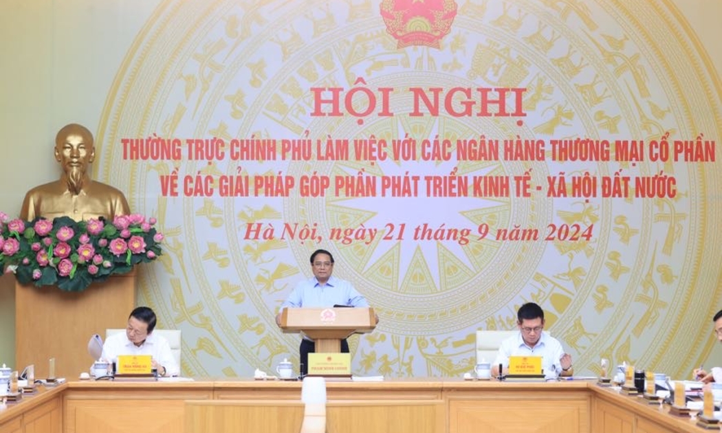 Thủ tướng Chính phủ Phạm Minh Chính chủ trì Hội nghị Thường trực Chính phủ làm việc với các ngân hàng thương mại cổ phần về các giải pháp góp phần phát triển kinh tế - xã hội đất nước - Ảnh: VGP/Nhật Bắc