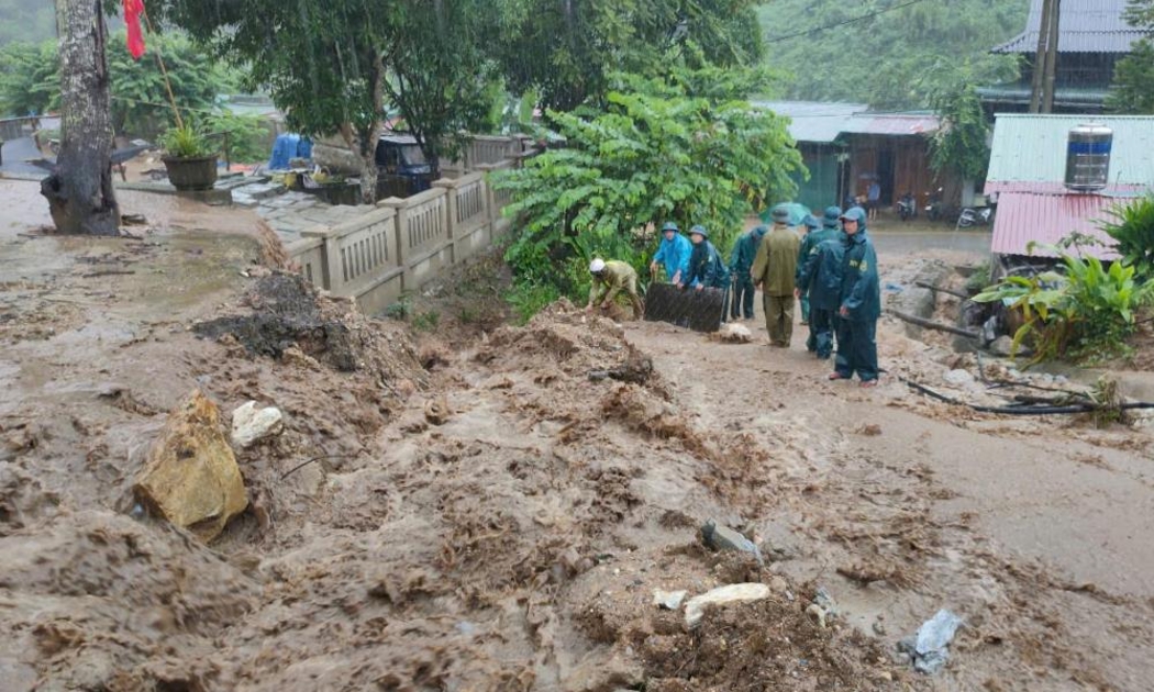 Người dân và lực lượng chức năng ứng phó với mưa lũ tại xã Mường Chanh, huyện Mường Lát. Ảnh: Minh Hoàng