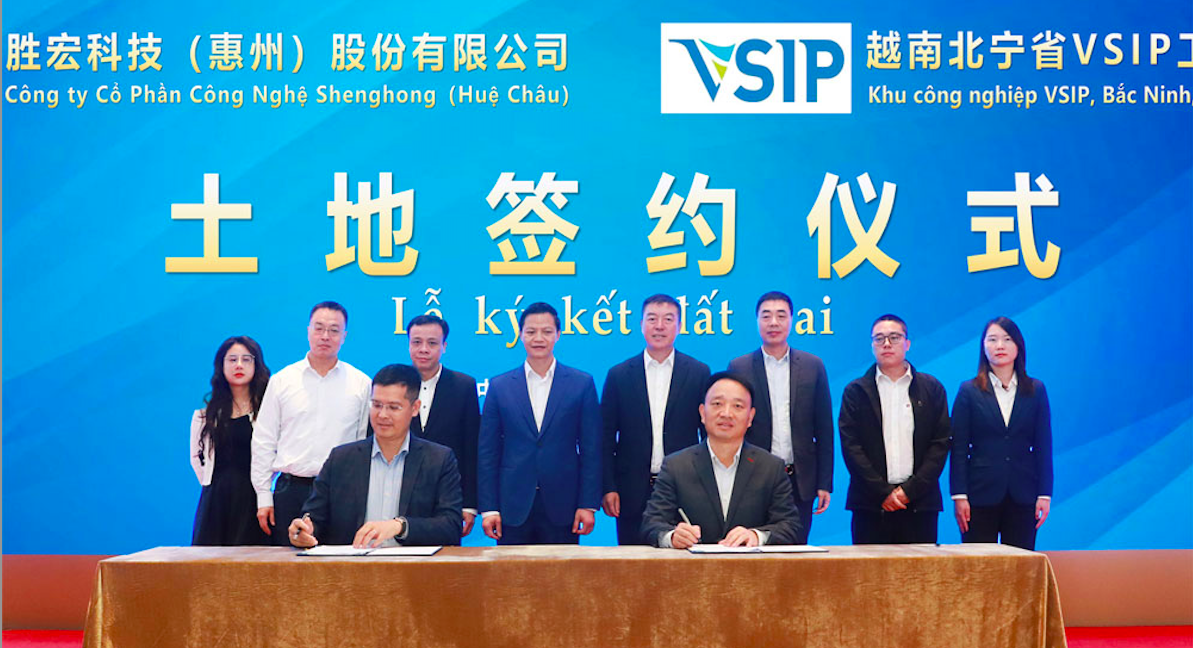 Lễ ký thỏa thuận thuê đất giữa VSIP và Victory Giant Technology ngày 19/3 tại Quảng Đông, Trung Quốc, dưới sự chứng kiến của Chủ tịch UBND Bắc Ninh Vương Quốc Tuấn (đứng thứ 4 từ trái sang).