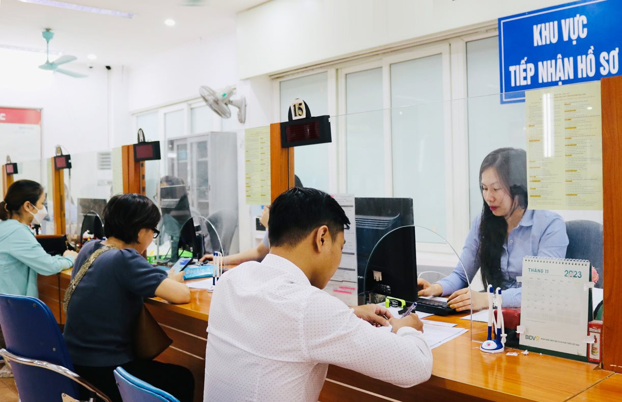 Người lao động làm thủ tục hưởng bảo hiểm thất nghiệp. Ảnh minh họa.