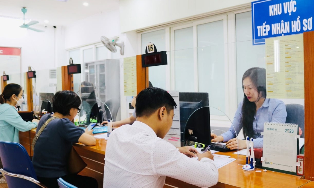Người lao động làm thủ tục hưởng bảo hiểm thất nghiệp. Ảnh minh họa.