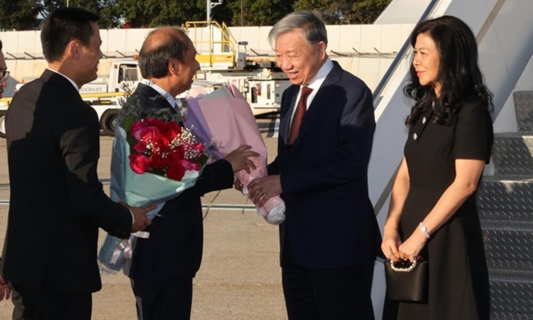 Đại sứ Việt Nam tại Mỹ Nguyễn Quốc Dũng và Đại sứ, Trưởng phái đoàn Việt Nam tại Liên Hợp Quốc Đặng Hoàng Giang đón Tổng Bí thư, Chủ tịch nước Tô Lâm và Phu nhân tại Sân bay quốc tế J.F Kennedy - Ảnh: TTXVN