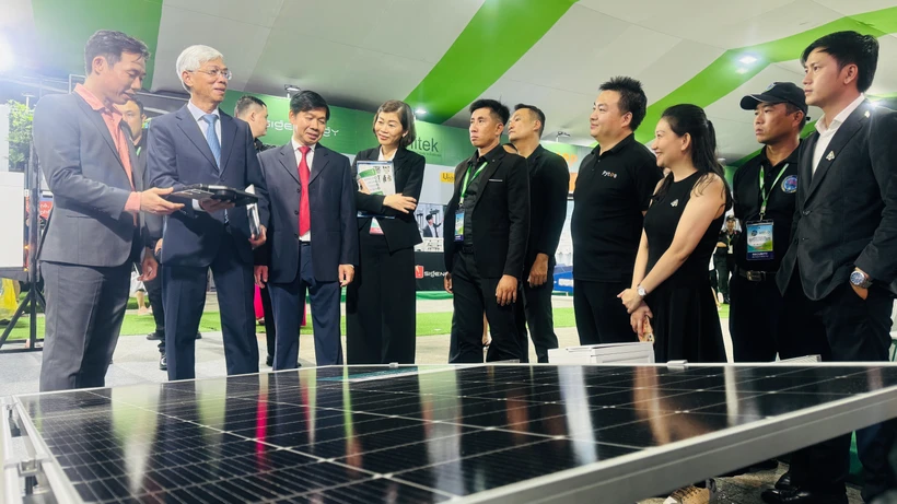 Các đại biểu và khách mời tham quan gian hàng tại GRECO 2024.