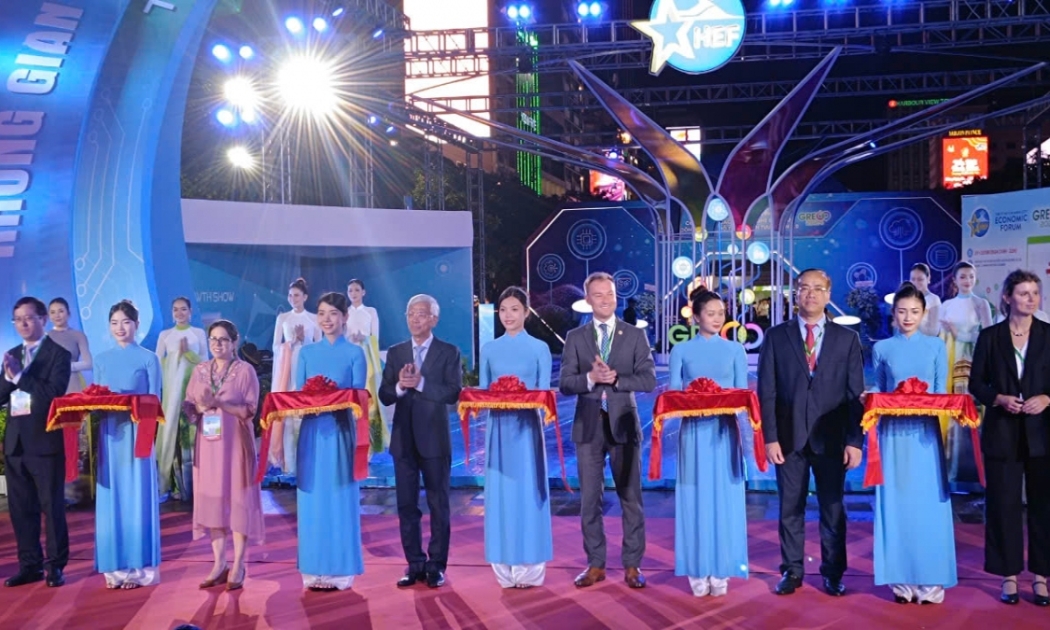 Các đại biểu cắt băng khai mạc Không gian giới thiệu sản phẩm, dịch vụ tăng trưởng xanh TP. Hồ Chí Minh 2024