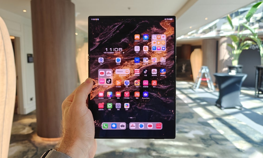 Huawei Mate XT Ultimate gấp xung quanh hai bản lề và mở ra một màn hình lớn giống như máy tính bảng với các thông số kỹ thuật hàng đầu.