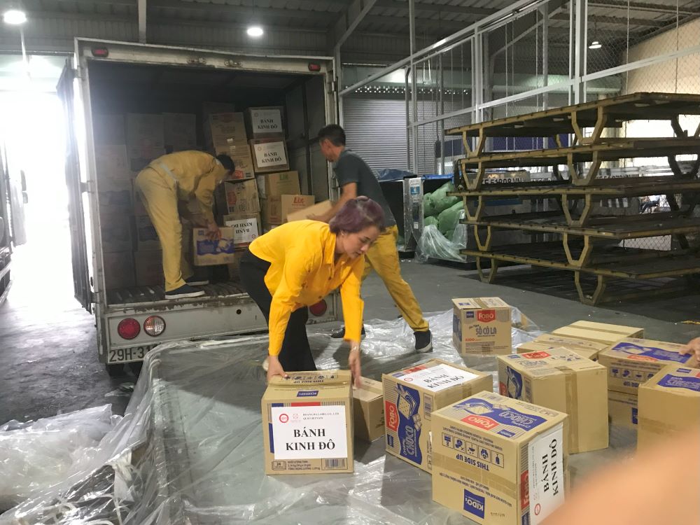 Chị Nguyễn Thị Phượng đang nhận hàng cứu trợ. Ảnh Chu Khôi.