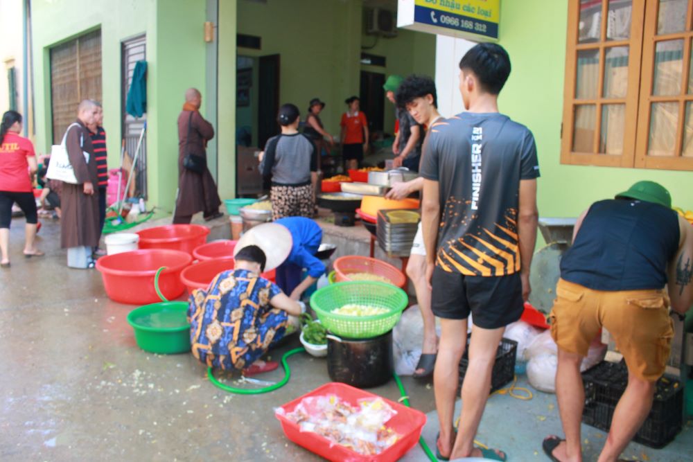 Rất nhiều người tình nguyện phục vụ nấu ăn tại 