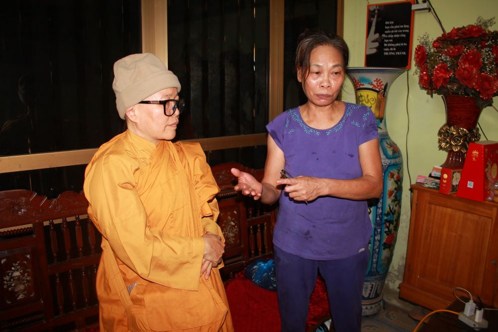 Bà Đỗ Thị Nhâm, người mặc áo xanh. Ảnh Chu Khôi.