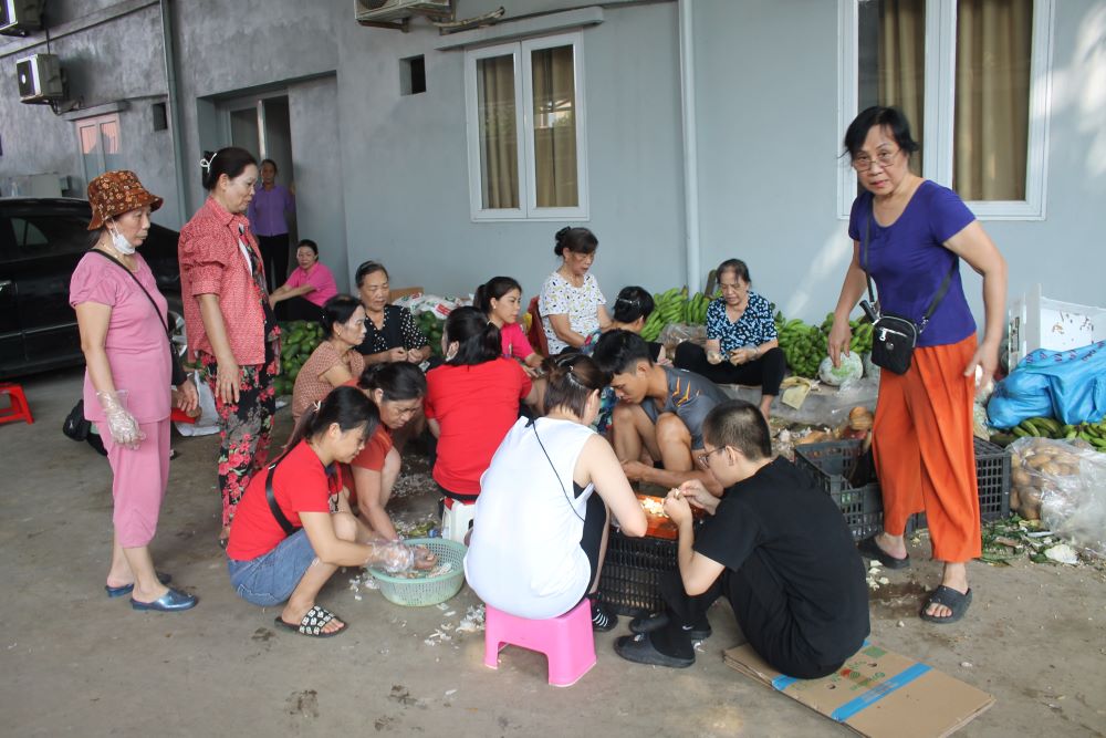 Nhiều người tình nguyện thái rau tại 