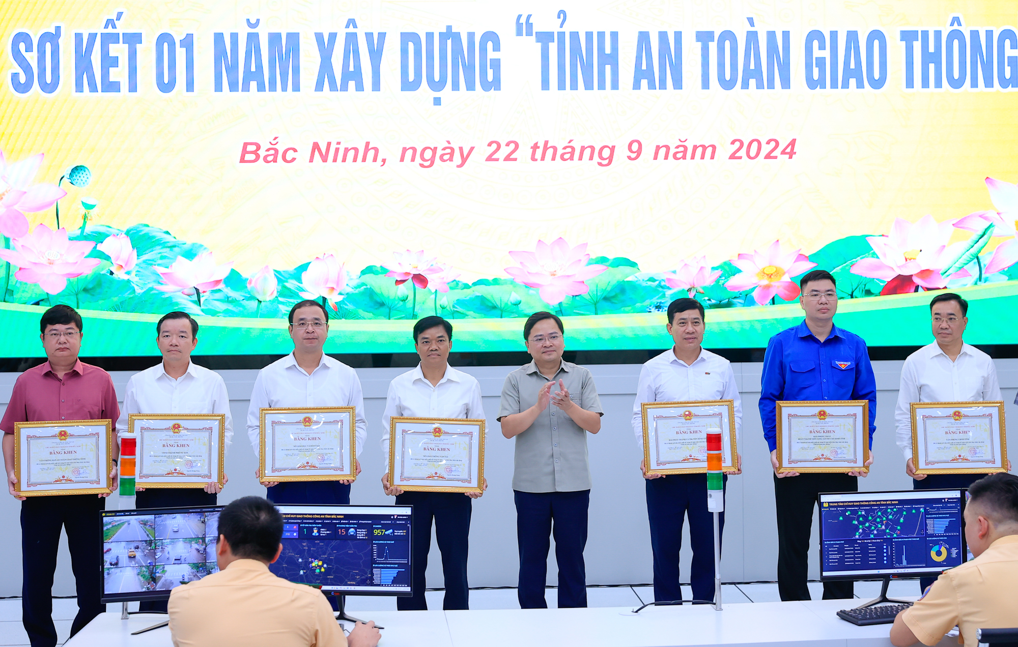 Bí thư Tỉnh ủy Bắc Ninh Nguyễn Anh Tuấn trao Bằng khen của Tỉnh cho các tập thể đạt thành tích xuất sắc trong phong trào xây dựng Tỉnh an toàn giao thông - Ảnh: VGP