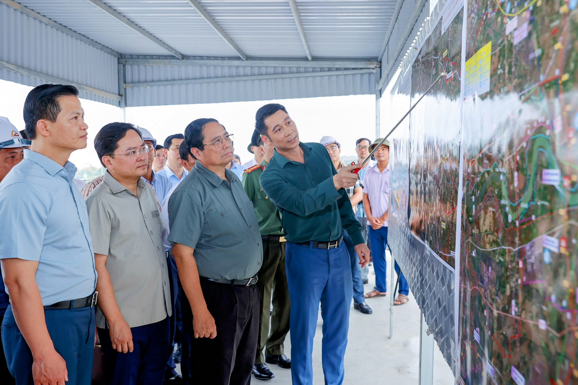Thủ tướng Phạm Minh Chính nghe báo cáo tiến độ triển khai thực hiện dự án đầu tư xây dựng đường Vành đai 4-Vùng Thủ đô Hà Nội đoạn qua tỉnh Bắc Ninh - Ảnh: VGP
