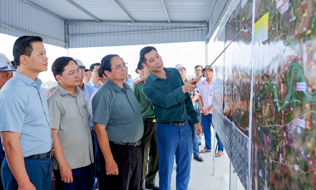 Thủ tướng Phạm Minh Chính nghe báo cáo tiến độ triển khai thực hiện dự án đầu tư xây dựng đường Vành đai 4-Vùng Thủ đô Hà Nội đoạn qua tỉnh Bắc Ninh - Ảnh: VGP