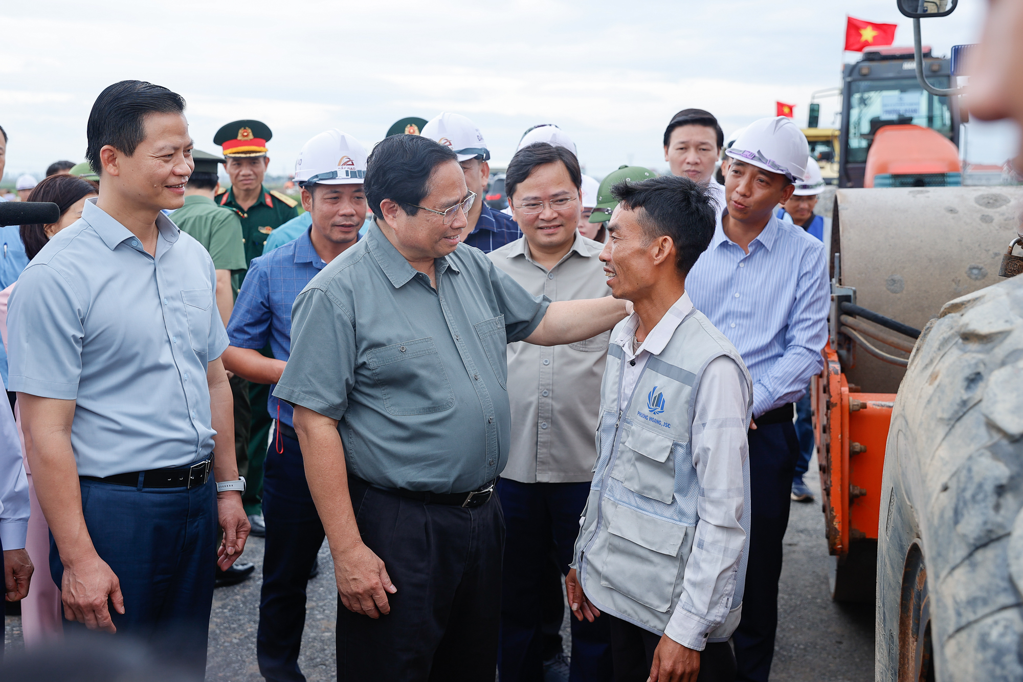 Thủ tướng động viên kỹ sư, công nhân trên công trường tại thị xã Thuận Thành - Ảnh: VGP