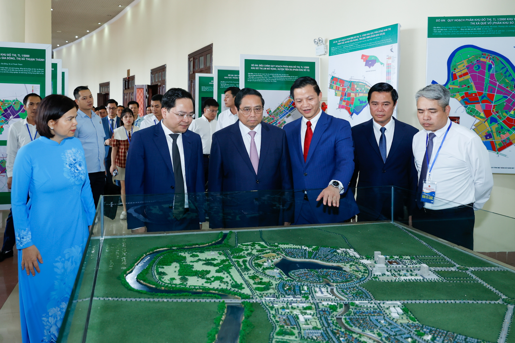 Trước đ&oacute;, Thủ tướng Phạm Minh Ch&iacute;nh đ&atilde; nghe giới thiệu về quy hoạch tỉnh Bắc Ninh. Ảnh: VGP.