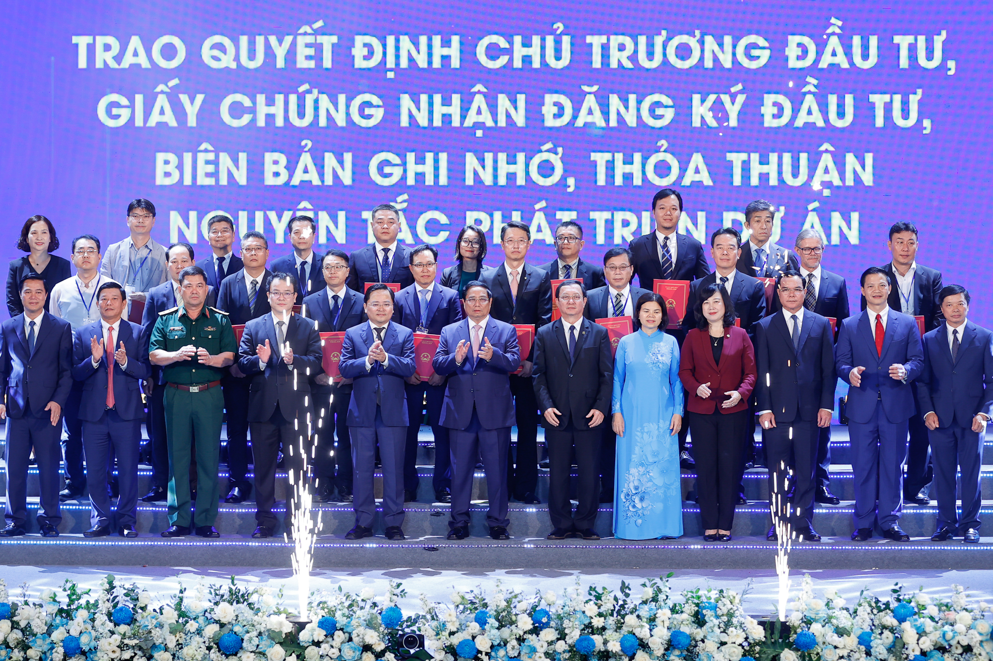 Thủ tướng chứng kiến lễ trao giấy chứng nhận đăng ký đầu tư, quyết định chủ trương đầu tư, biên bản ghi nhớ với các dự án, đối tác. Ảnh: VGP.