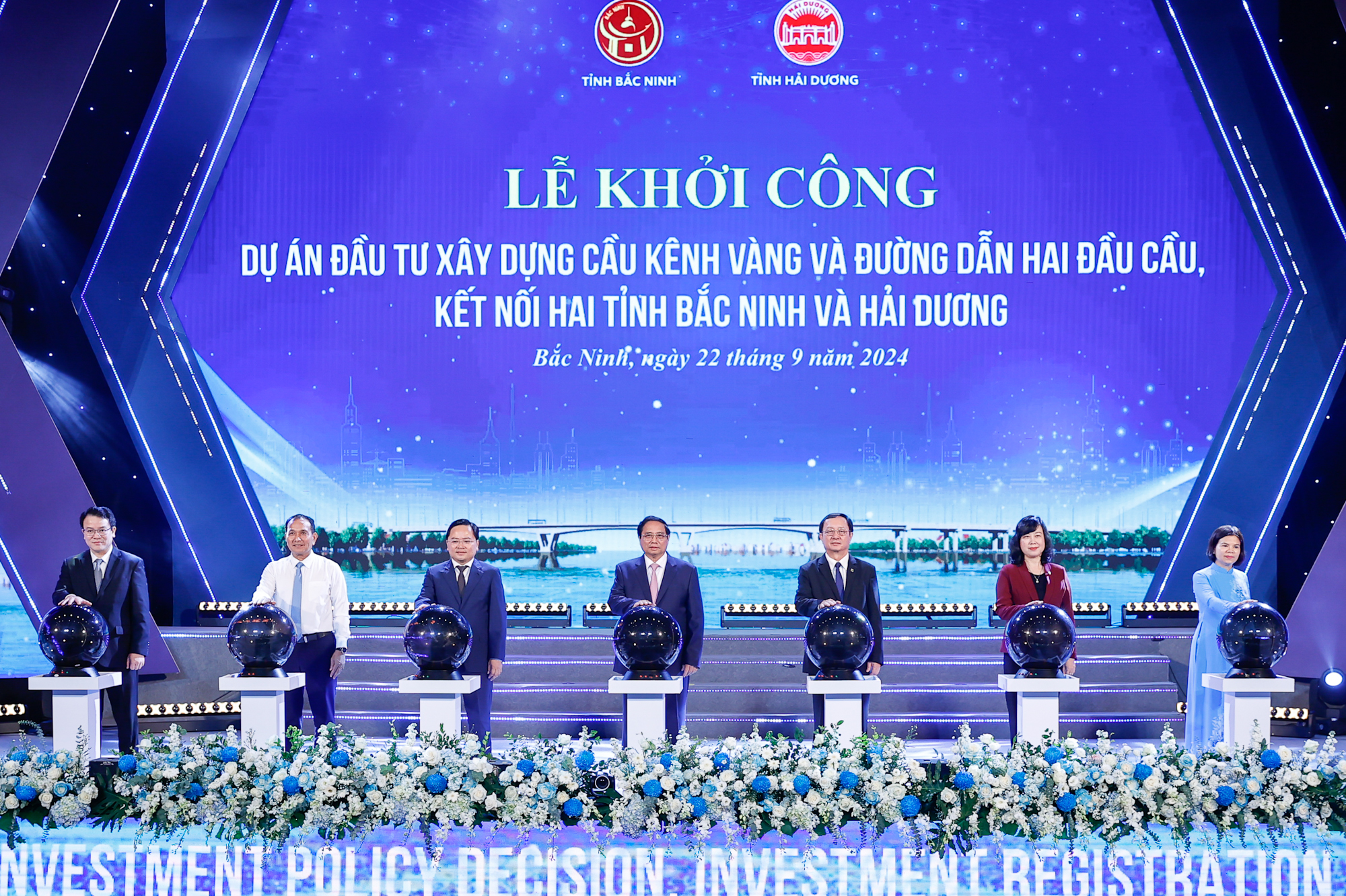 Thủ tướng Phạm Minh Chính bấm nút khởi công Cầu Kênh Vàng. Ảnh: VGP. 
