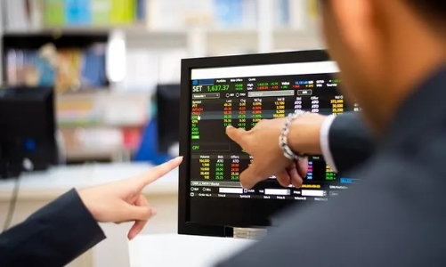 Nhà đầu tư cá nhân lại xả mạnh, tự doanh gom