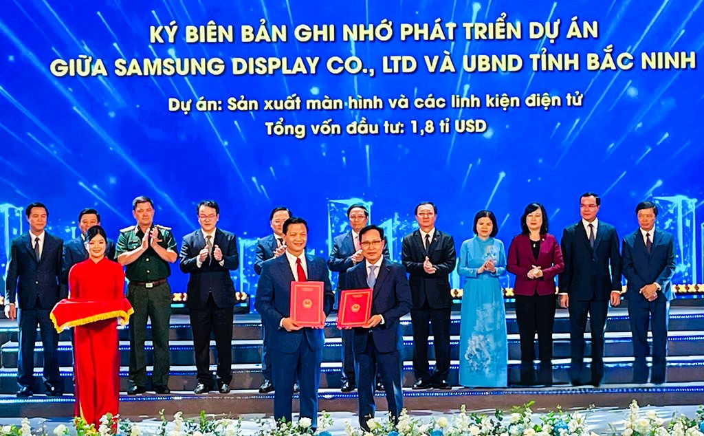 UBND tỉnh Bắc Ninh trao thỏa thuận hợp tác phát triển dự án với Samsung Display tại Hội nghị. Ảnh: Báo Bắc Ninh.