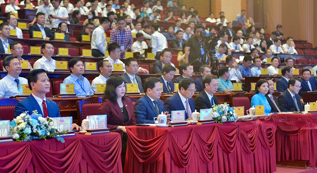 Thủ tướng Phạm Minh Ch&iacute;nh c&ugrave;ng l&atilde;nh đạo c&aacute;c bộ ng&agrave;nh v&agrave; tỉnh Bắc Ninh tham dự hội nghị. Ảnh: B&aacute;o Bắc Ninh.