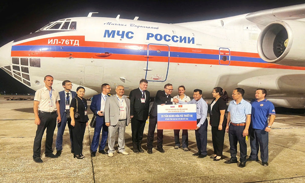 A handover ceremony of 35 tons of humanitarian aid provided by the Russian Government for Vietnam held at Noi Bai International Airport on September 20 (Source VGP)