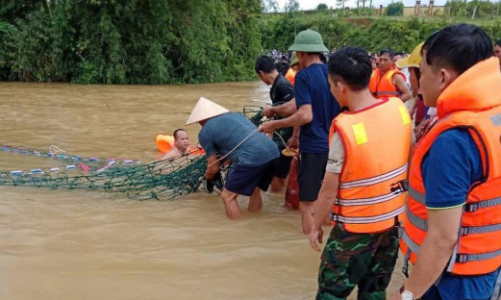 Đi qua đường bị ngập nước, nhiều người bị lũ cuốn trôi